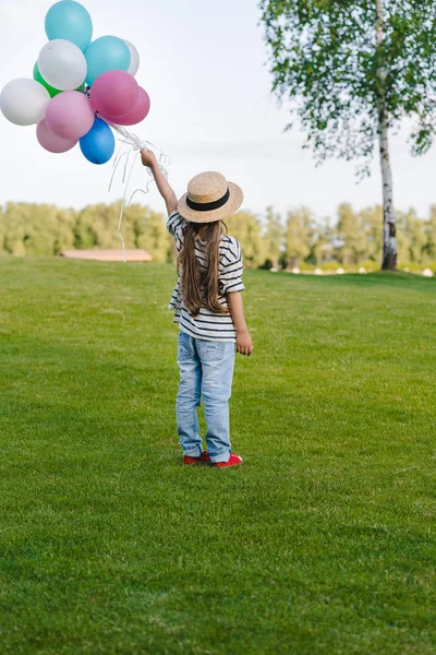 Pige med farverige balloner i parken – Gratis stock-foto