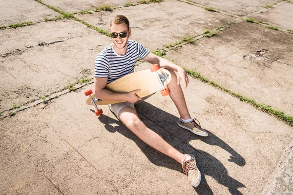 스케이트보드를 들고 있는 사람 — 스톡 사진