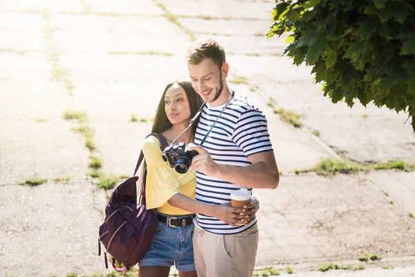 Multiethnic couple of tourists with camera — Stock Photo, Image