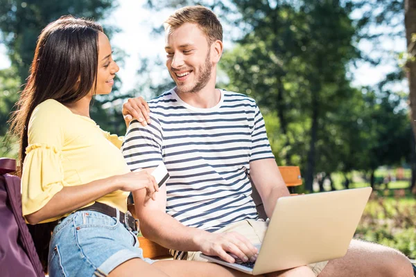 Mnohonárodnostní pár online nakupování — Stock fotografie