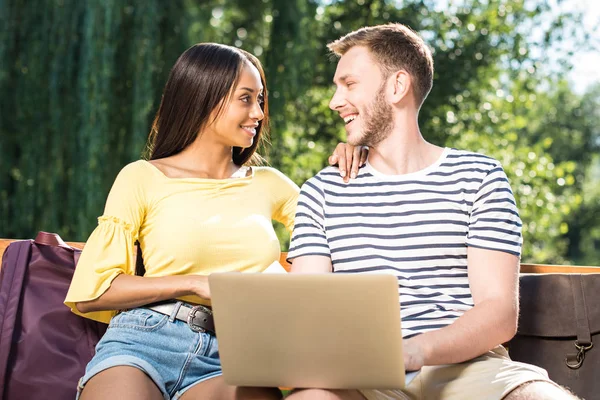 Pareja multiétnica usando portátil —  Fotos de Stock