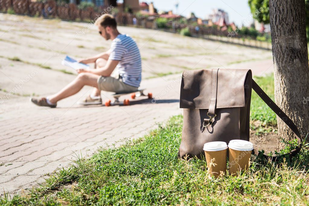 Shoulder bag with paper cups