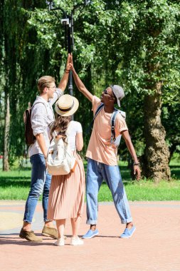 Çak bir beşlik vererek çok ırklı erkekler