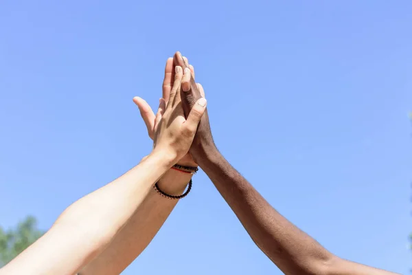 Friends giving high five — Stock Photo, Image