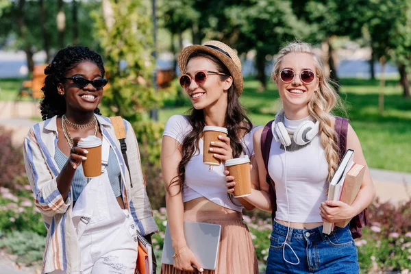 Multikulturelle Frauen spazieren im Park — Stockfoto