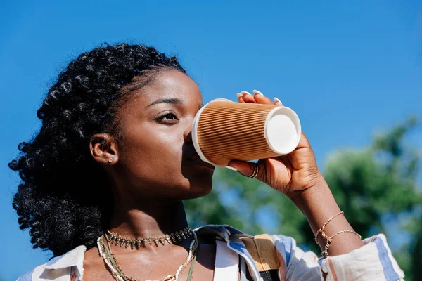 Femeia afro-americană bea cafea — Fotografie, imagine de stoc