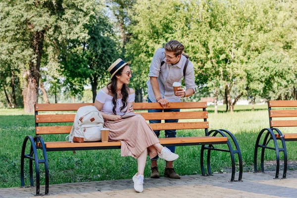 Pareja multicultural en el parque — Foto de Stock