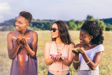 holi Festivali çok ırklı arkadaşlar