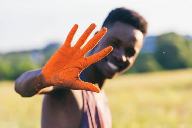 Afrika kökenli Amerikalı adam toz el gösterilen