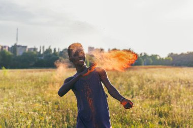 holi Festivali Afrikalı-Amerikalı adam