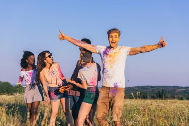 holi Festivali çok kültürlü arkadaşlar
