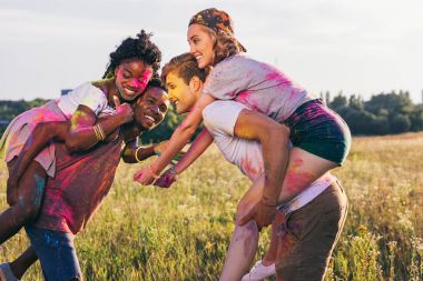 holi Festivali çok ırklı çiftler