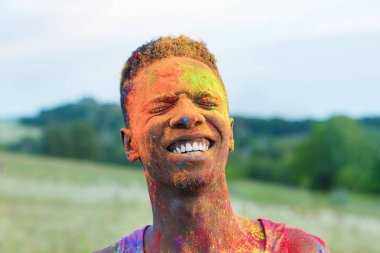 holi Festivali Afrikalı-Amerikalı adam