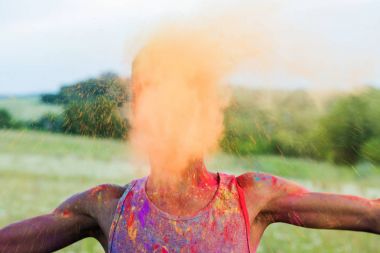 holi Festivali Afrikalı-Amerikalı adam