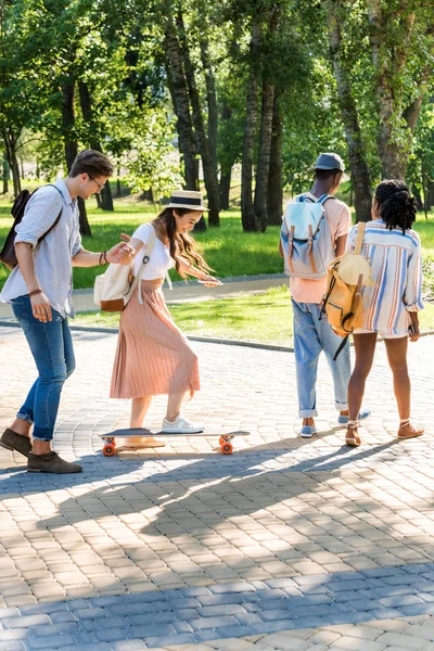 Multietniskt vänner promenader i parken — Stockfoto