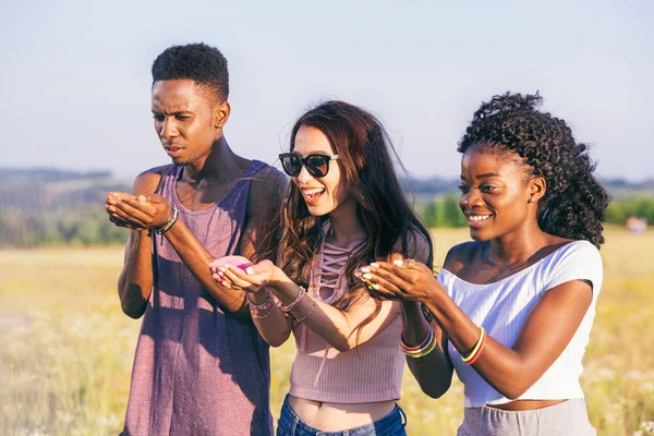holi Festivali çok ırklı arkadaşlar
