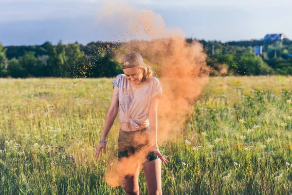 Vrouw op holi festival — Stockfoto