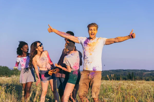 Prieteni multiculturali la festivalul holi — Fotografie, imagine de stoc