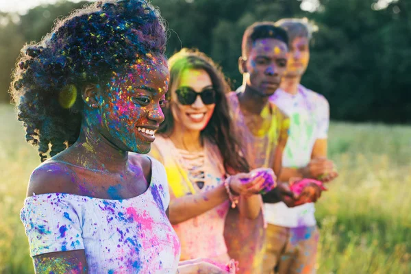 holi Festivali çok kültürlü arkadaşlar