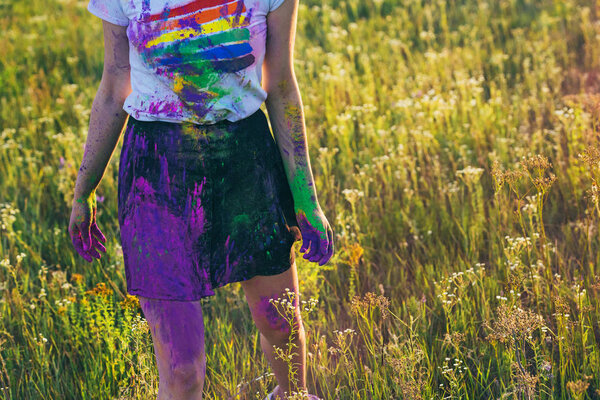 женщина на фестивале Холи
