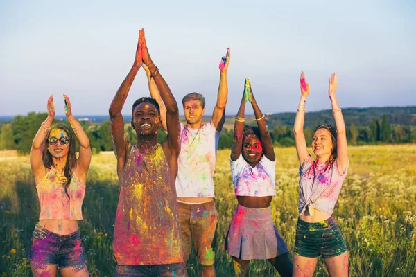 Multikulturelle Freunde beim Holi-Festival — Stockfoto