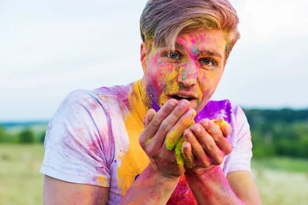 Mann auf Holi-Fest — Stockfoto