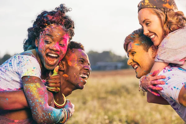 Casais multiétnicos no festival holi — Fotografia de Stock