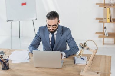 İşyeri dizüstü bilgisayarda yazarak işadamı