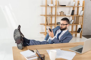 işadamı işyerinde müzik dinleme