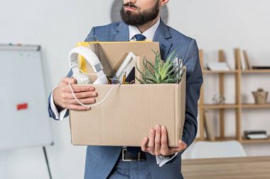 karton kutu ile ateş işadamı