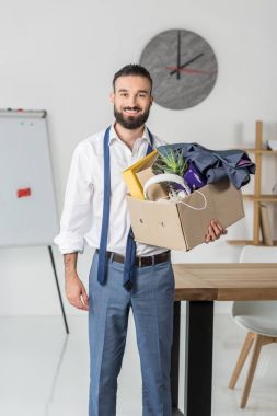 karton kutu ile gülümseyen iş adamı ateş