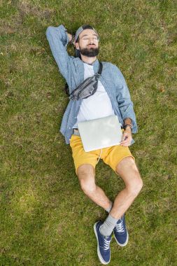 adam dijital dizüstü bilgisayar ile