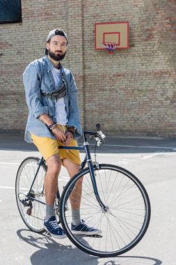 hipster adam bisiklet ile