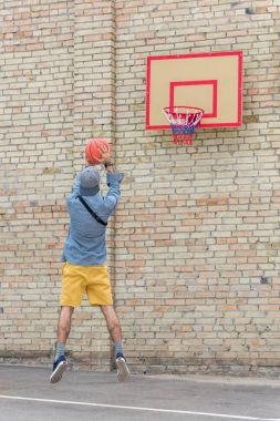 Basketbol oynayan adam