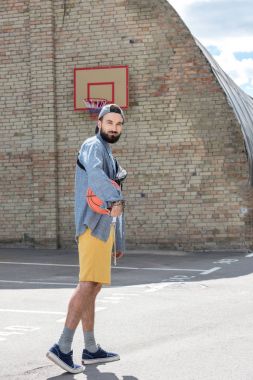 basketbol topu ile adam