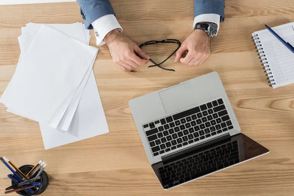 Businessman at workplace with laptop — Stock Photo, Image