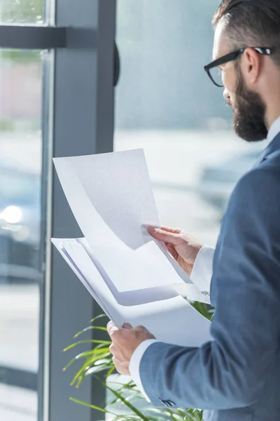 Geschäftsmann analysiert Dokumente — Stockfoto