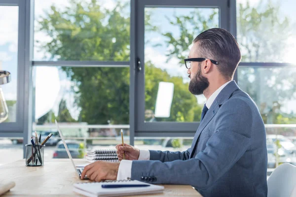 Empresário que trabalha no local de trabalho — Fotografia de Stock