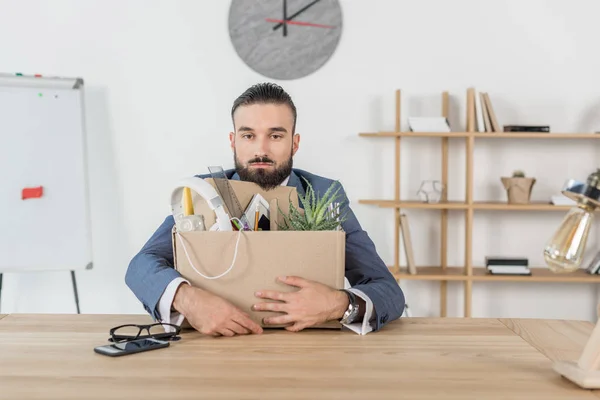 Demitido chateado empresário no local de trabalho — Fotografia de Stock