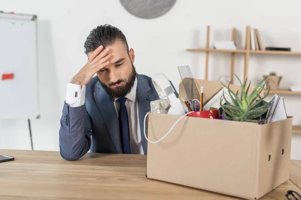 Звільнений засмучений бізнесмен на робочому місці — стокове фото
