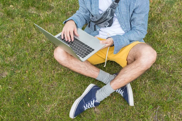 Człowiek za pomocą cyfrowego laptopa — Zdjęcie stockowe