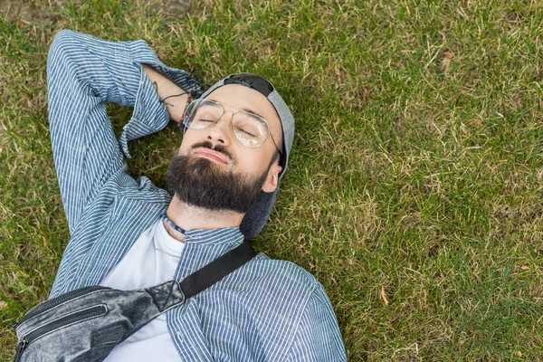 Hombre acostado en la hierba — Foto de Stock