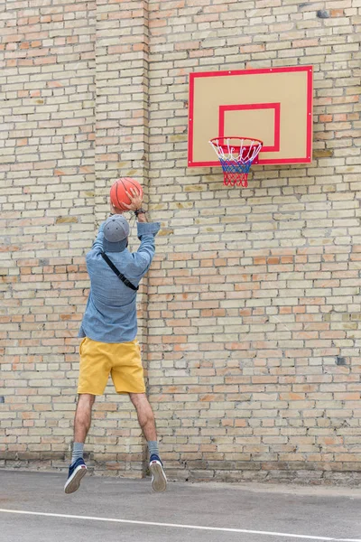 Мужчина играет в баскетбол — стоковое фото