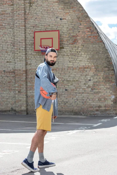 Mann mit Basketballball — Stockfoto