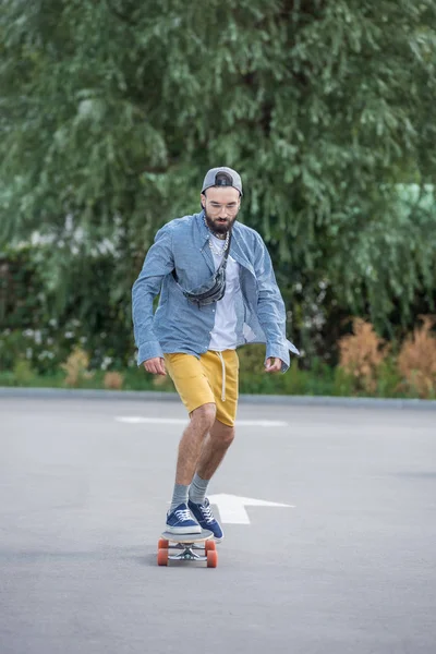 Adam sürme longboard