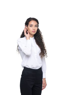 işitme cihazı takan kadın