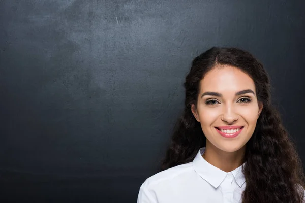 Attraktive brünette Frau — Stockfoto