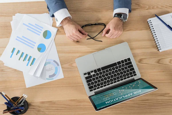 Businessman at workplace with laptop — Stock Photo, Image