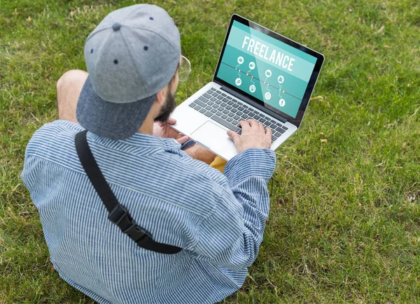 Uomo utilizzando laptop digitale — Foto Stock