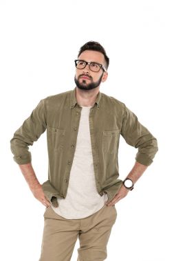 kalça üzerinde elleriyle dalgın adam